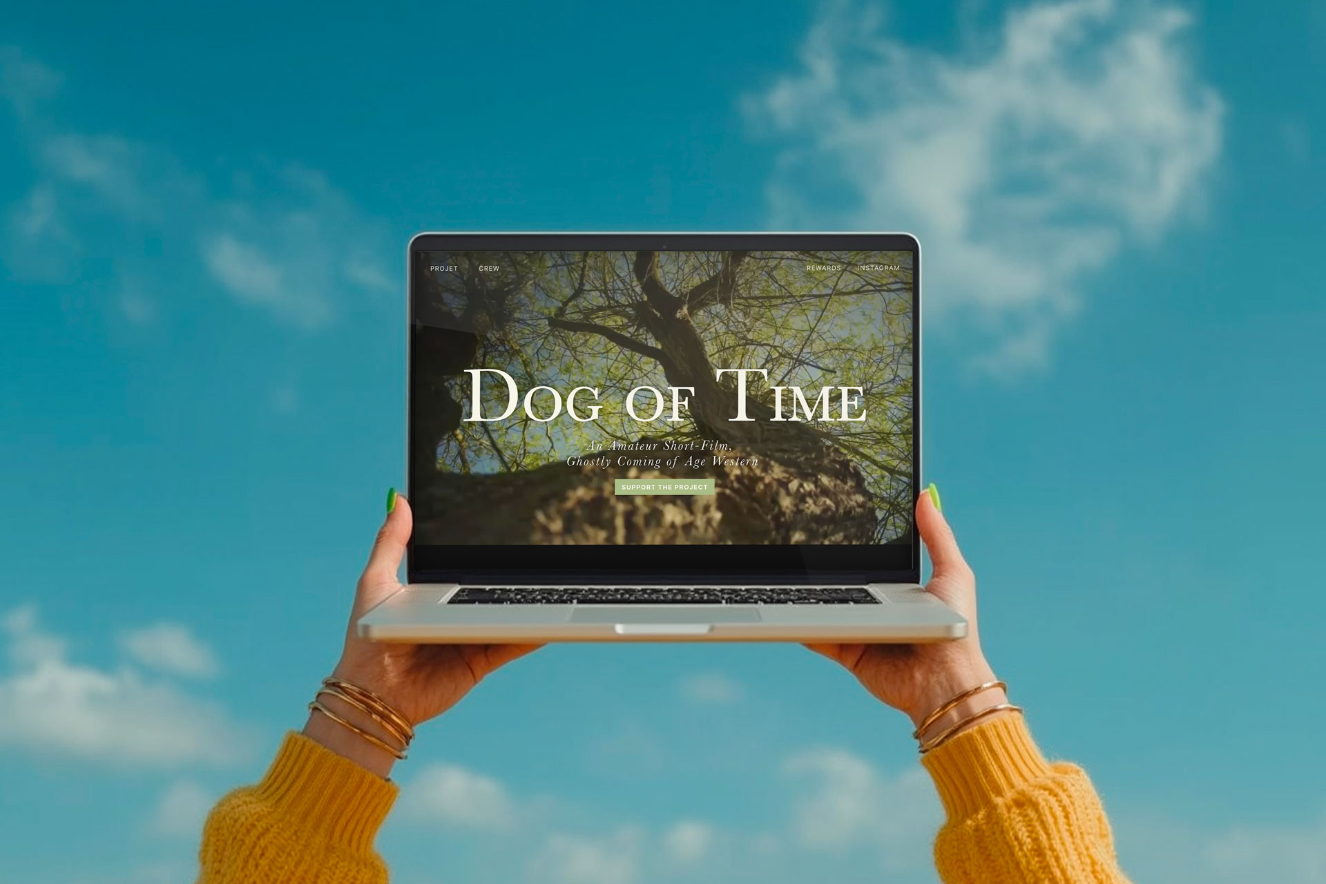 Mockup du site internel sur un ordinateur portable, fond de ciel bleu