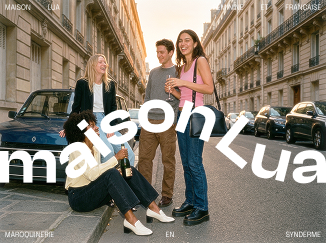 Master visuel de Maison Lua : des amis autour d'une voiture