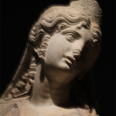 Photographie zoomée d'une statue d'Avé Maria avec un halo lumineux