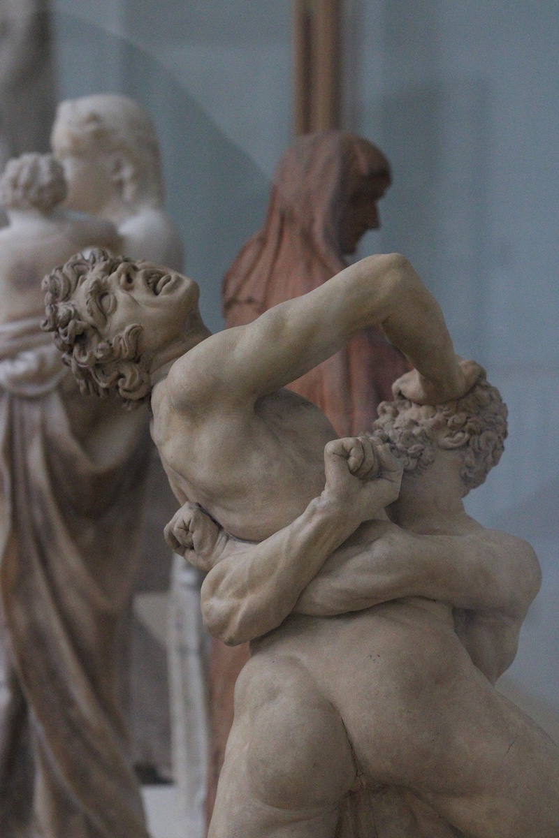 Plan serré sur une statue de deux hommes en pleine bataille