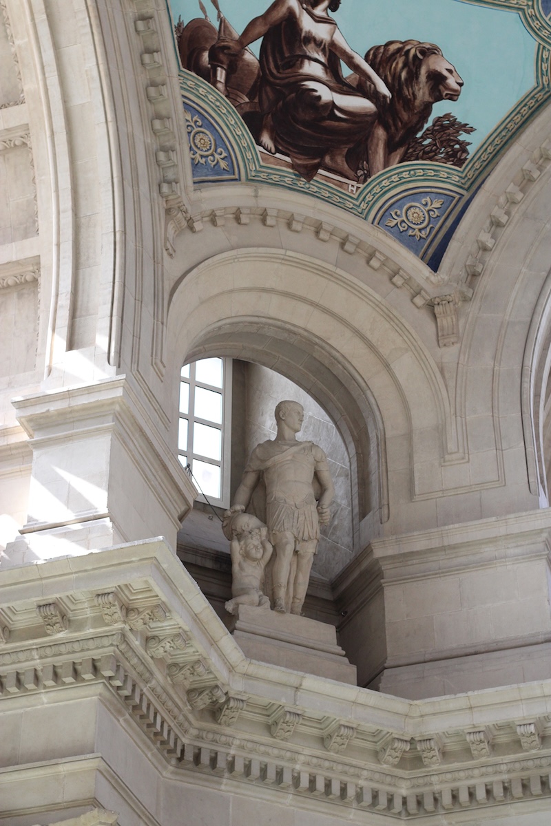 Photographie d'une alcove dans une chapelle espagnole avec des moulures blanches et des fresques colorées