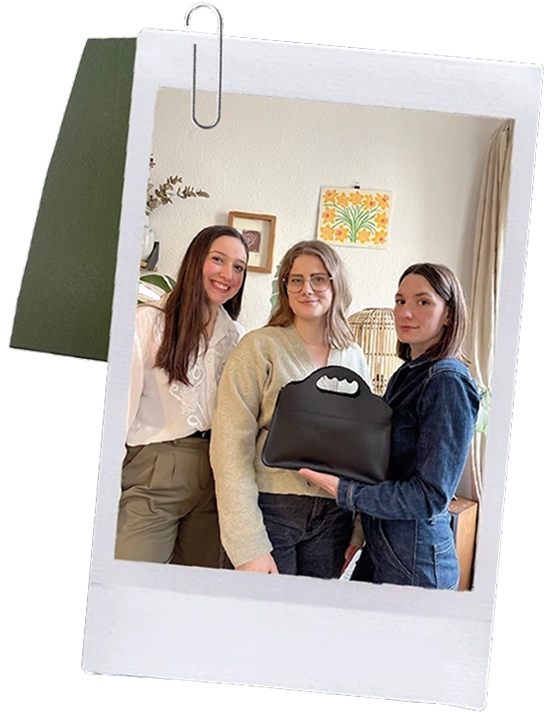 Lara, Amanda et Léa pose avec le sac LUA N°1 dans les mains